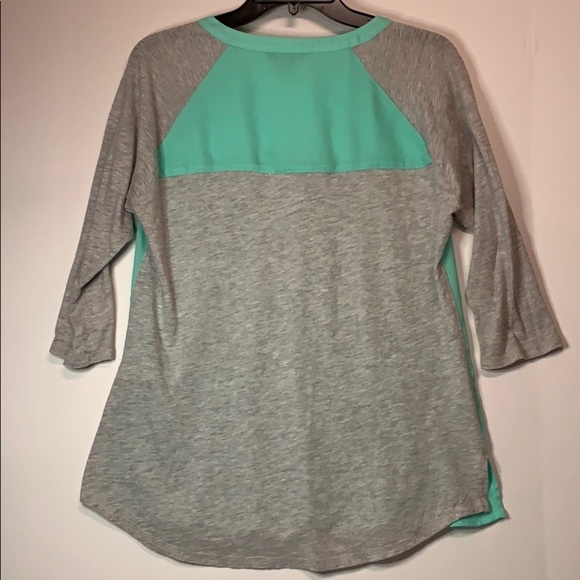 Express Y-neck and 3/4 sleeve top size medium - Picture 2 of 7